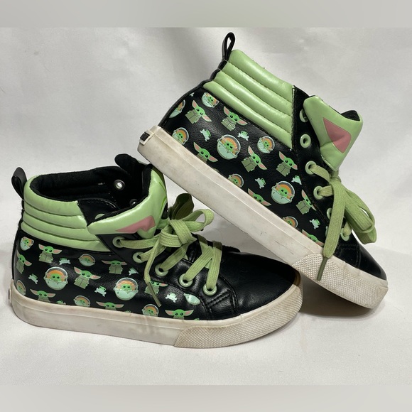 Youth size 3 Disney Mandelorian Grogu Baby Yoda high top sneakers great cond - Picture 3 of 8
